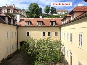 Výhled z kuchyně do vnitrobloku - Prodej bytu 4+1 v osobním vlastnictví 118 m², Praha 1 - Malá Strana