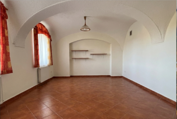 Prázdní místnost s klenbou - Prodej domu 302 m², Černousy