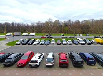 Pohled z okna - parkoviště - Prodej bytu 2+1 v osobním vlastnictví 50 m², Havířov