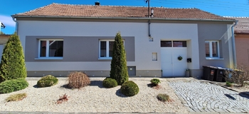 Pohled na dům z ulice - Prodej domu 84 m², Letonice