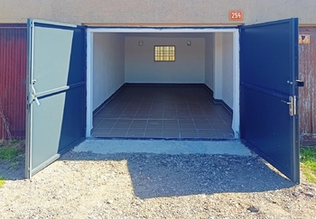 Vyniknou nová plechová vrata. - Pronájem garáže 21 m², Rakovník