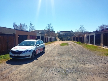 Příjezd do kolonie má zpevněný povrch, - Pronájem garáže 21 m², Rakovník