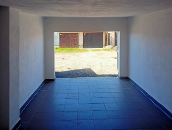 Na podlaze je nová dlažba. - Pronájem garáže 21 m², Rakovník