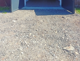 Před garáží je nový hrubý štěrk. - Pronájem garáže 21 m², Rakovník