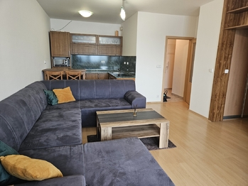 obývací pokoj je propojený s kuchyní - Pronájem bytu 2+kk v osobním vlastnictví 48 m², Praha 5 - Zličín 