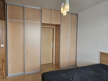 nové prostorné skříně - Pronájem bytu 2+kk v osobním vlastnictví 48 m², Praha 5 - Zličín