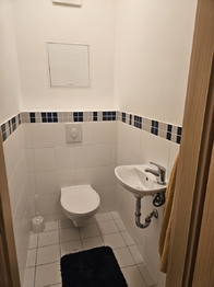 druhá toaleta - Pronájem bytu 2+kk v osobním vlastnictví 48 m², Praha 5 - Zličín
