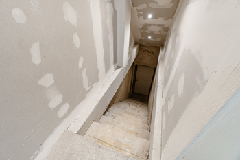 Schody do horního patra - Prodej domu 323 m², Dolní Břežany