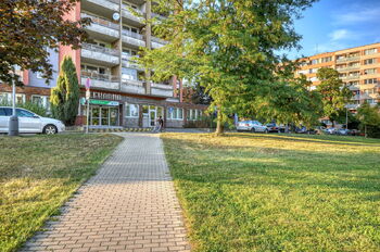 Pohled na dům - Pronájem bytu 1+kk v osobním vlastnictví 21 m², Kolín