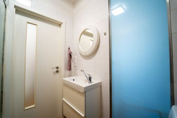 Koupelna se sprchovým koutem a místem na pračku - Pronájem bytu 1+kk v osobním vlastnictví 21 m², Kolín