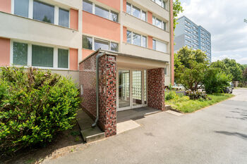 Vstup do bytového domu - Pronájem bytu 1+kk v osobním vlastnictví 21 m², Kolín