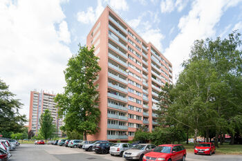 Pohled na dům - Pronájem bytu 1+kk v osobním vlastnictví 21 m², Kolín