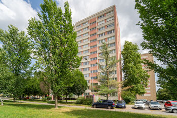 Pohled na dům - Pronájem bytu 1+kk v osobním vlastnictví 21 m², Kolín