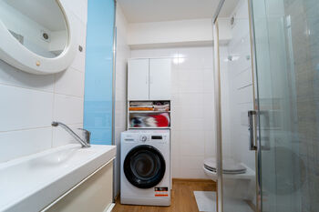 Koupelna se sprchovým koutem a místem na pračku - Pronájem bytu 1+kk v osobním vlastnictví 21 m², Kolín