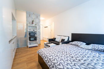 Pokoj s úložnými prostory a místem na vaření - Pronájem bytu 1+kk v osobním vlastnictví 21 m², Kolín