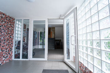 Vstup do bytového domu - Pronájem bytu 1+kk v osobním vlastnictví 21 m², Kolín