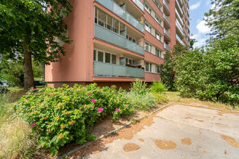 Pohled na dům - Pronájem bytu 1+kk v osobním vlastnictví 21 m², Kolín