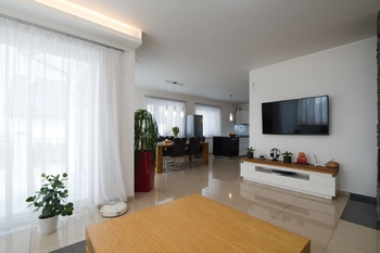 Obytná místnost - Prodej domu 177 m², Kostelní Hlavno