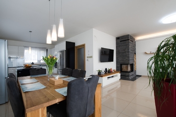 Obytná místnost - Prodej domu 177 m², Kostelní Hlavno