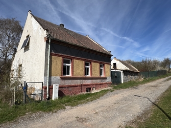 pohled na dům z ulice - Prodej domu 62 m², Dřínov