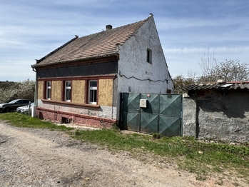 pohled na dům z ulice - Prodej domu 62 m², Dřínov 