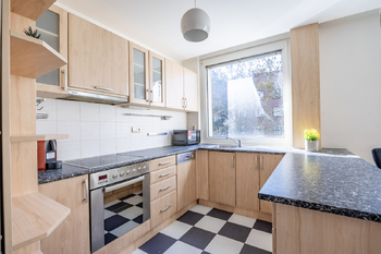 Obývací pokoj s kuchyní - Pronájem bytu 4+kk v osobním vlastnictví 75 m², Praha 8 - Libeň