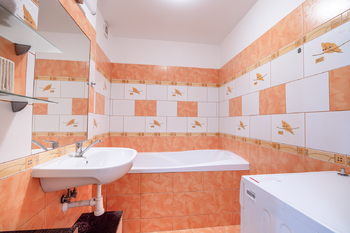 Koupelna - Pronájem bytu 4+kk v osobním vlastnictví 75 m², Praha 8 - Libeň