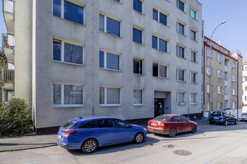Pohled na dům - Pronájem bytu 4+kk v osobním vlastnictví 75 m², Praha 8 - Libeň