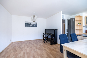 Obývací pokoj s kuchyní - Pronájem bytu 4+kk v osobním vlastnictví 75 m², Praha 8 - Libeň