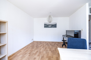 Obývací pokoj s kuchyní - Pronájem bytu 4+kk v osobním vlastnictví 75 m², Praha 8 - Libeň