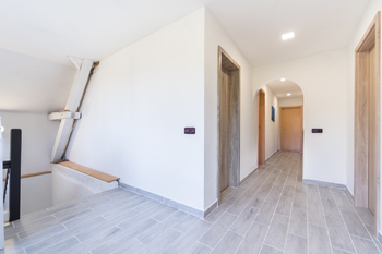 chodba patro - Prodej domu 160 m², Smolotely