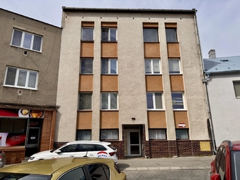 Pohled z ulice - Prodej bytu 3+1 v družstevním vlastnictví 89 m², Hulín