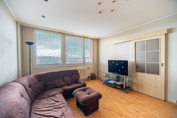 Obývací pokoj - Prodej bytu 4+1 v osobním vlastnictví 82 m², Praha 8 - Bohnice