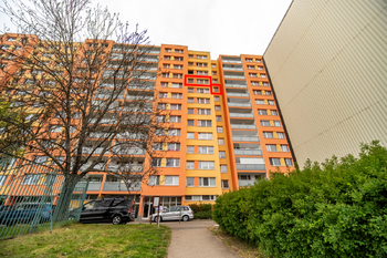 Pohled z ulice - Prodej bytu 4+1 v osobním vlastnictví 82 m², Praha 8 - Bohnice