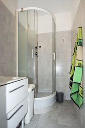 koupelna - Pronájem bytu 1+kk v osobním vlastnictví 34 m², Chotětov