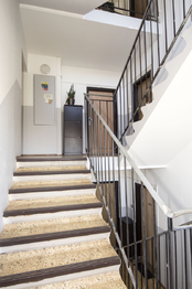 domovní schodiště - Pronájem bytu 1+kk v osobním vlastnictví 34 m², Chotětov