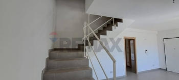 vnitřní schodiště - Prodej bytu 5+1 v osobním vlastnictví 154 m², Montesilvano