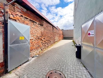 Prodej nájemního domu 1880 m², Praha 8 - Ďáblice