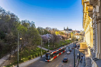 Výhled na Pražský hrad - Pronájem bytu 2+1 v osobním vlastnictví 121 m², Praha 5 - Malá Strana
