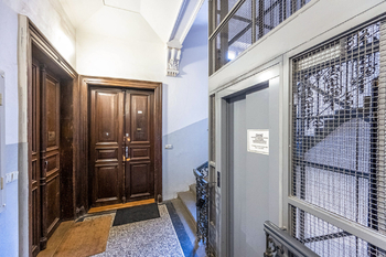 Chodba s výtahem - Pronájem bytu 2+1 v osobním vlastnictví 121 m², Praha 5 - Malá Strana