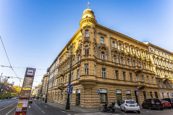 Pohled z venku (Byt uprostřed budovy) - Pronájem bytu 2+1 v osobním vlastnictví 121 m², Praha 5 - Malá Strana