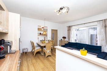 Obývací pokoj s kuchyní - Prodej domu 78 m², Bříza