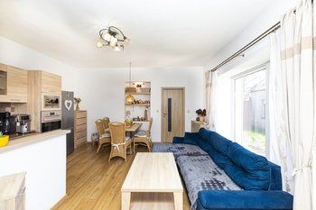 Obývací pokoj s kuchyní - Prodej domu 78 m², Bříza 