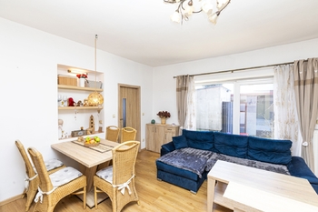 Obývací pokoj s kuchyní - Prodej domu 78 m², Bříza
