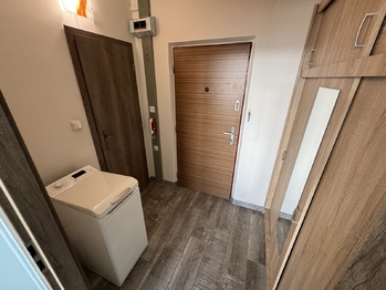 předsíň - Pronájem bytu 1+kk v osobním vlastnictví 27 m², Plzeň