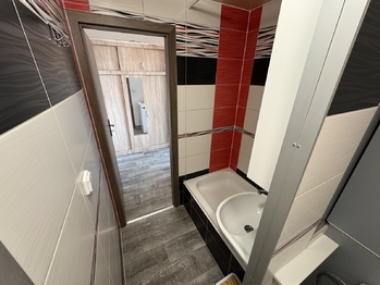 koupelna s WC - Pronájem bytu 1+kk v osobním vlastnictví 27 m², Plzeň