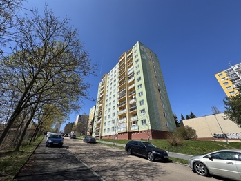pohled na okolí domu - Pronájem bytu 1+kk v osobním vlastnictví 27 m², Plzeň