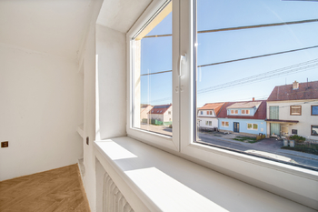obývací pokoj 2NP výhled z okna - Prodej domu 118 m², Pozořice