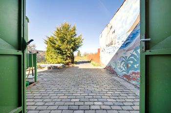 zadní dvůr - výhled z garáže - Prodej domu 118 m², Pozořice