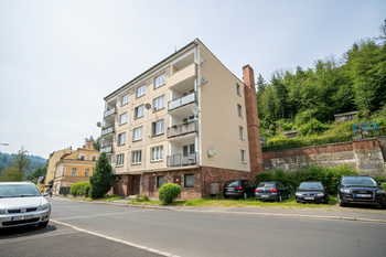 Letos začne rekonstrukce fasády. - Prodej bytu 3+1 v osobním vlastnictví 63 m², Březová